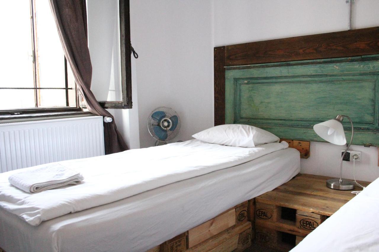Victoria Poshtel Bucharest Hostel ภายนอก รูปภาพ
